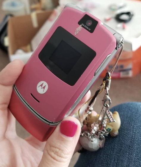 32 Pictures That Pretty Much Look EXACTLY Like Your '00s Childhood Early 2000s Flip Phone, Old Flip Phone Aesthetic, Phone Charms Y2k, 00s Phone, Flip Phone Keychain, Y2k Technology, Y2k Flip Phone, 00s Childhood, 2000s Phone