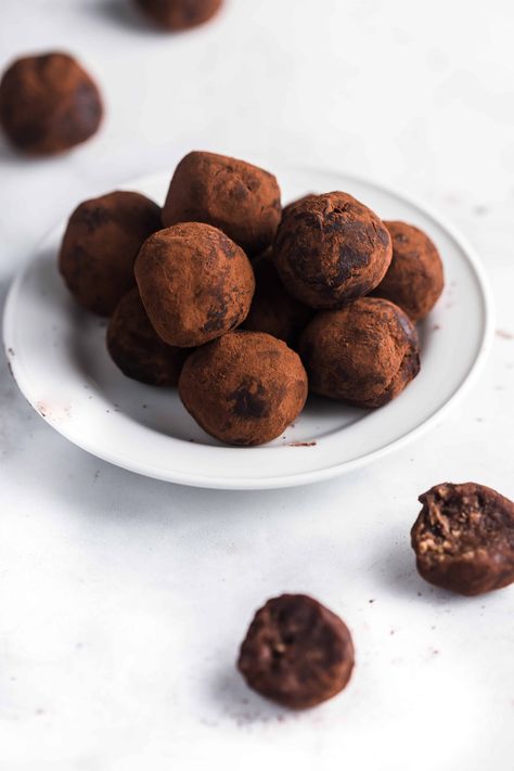 Chocolate Date Truffles Date Truffles, Unhealthy Desserts, Crumb Recipe, What Is Healthy Food, Truffle Recipes, Healthy Honey, Bake Something, Milk Smoothie, Xmas Table