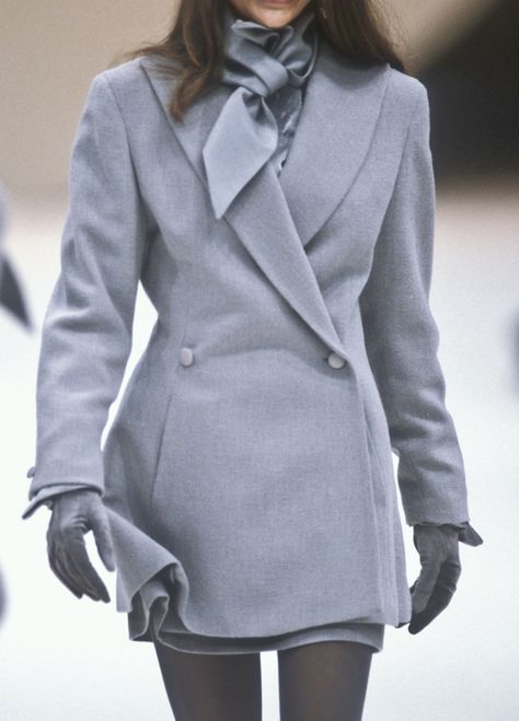 Vintage Runway Looks, Winter Outfits Runway, 90s Couture Fashion, 90s Elegant Fashion, Jazzy Outfits, Vintage High Fashion, Mode Gossip Girl, 90s Runway, Gilmore Girl