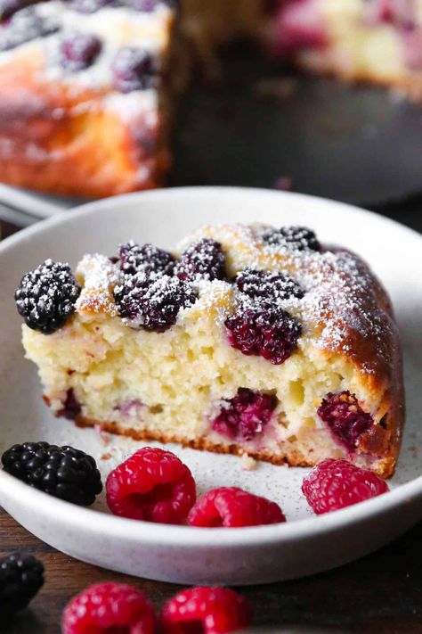 blackberry cake Berries Cake Recipe, Blackberry Cake Recipe Easy, Blackberry Sauce For Cheesecake, Black Raspberry Desserts, Easy Berry Dessert, Blackberry Coffee Cake, Cake On A Plate, Blackberry Cake Recipe, Blackberry Dessert