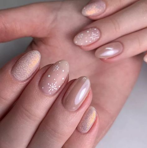 Beige Nails Design, Festive Nail Designs, Festive Nail Art, Christmas Nails Easy, Beige Nails, Christmas Nail Art Designs, Snowflake Nails, Winter Nail Art, Festival Nails