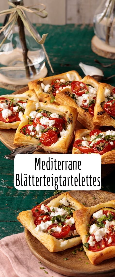 Diese mediterranen Blätterteigtartelettes sind blitzschnell für spontane Gäste oder den nächsten Sektempfang vorbereitet und lassen sich ganz nach Ihrem persönlichen Geschmack belegen. Eine mediterrane Note verleihen Oregano, Basilikum und natürlich Feta! Entdecken Sie hier das köstliche REWE Rezept.  https://www.rewe.de/rezepte/mediterrane-blaetterteigtartelettes Easy To Digest Foods, Carbohydrates Food, Italian Appetizers, Party Finger Foods, Dog Recipes, Food Culture, Wedding Food, Finger Foods, Cooking And Baking