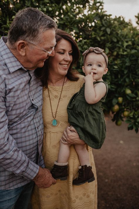 Grandma And Grandpa With Grandkids Pictures, Grandfather Granddaughter Photos, Grandparent Family Pictures, Grandparents With Grandkids Aesthetic, Family Portrait Poses With Grandparents, Photo Shoot With Grandparents, Grandparent Poses Family Pics, Family Grandparents Photography, Grandparents With Grandkids Photo Ideas