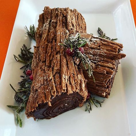 Diy Log Cake, Christmas Chocolate Log Cake, Yule Log Aesthetic, Yule Log Decoration Cake, Yule Log Decoration Ideas, Yule Log Ideas, Brownie Yule Log, Log Cakes Ideas, Yule Log Cake Christmas