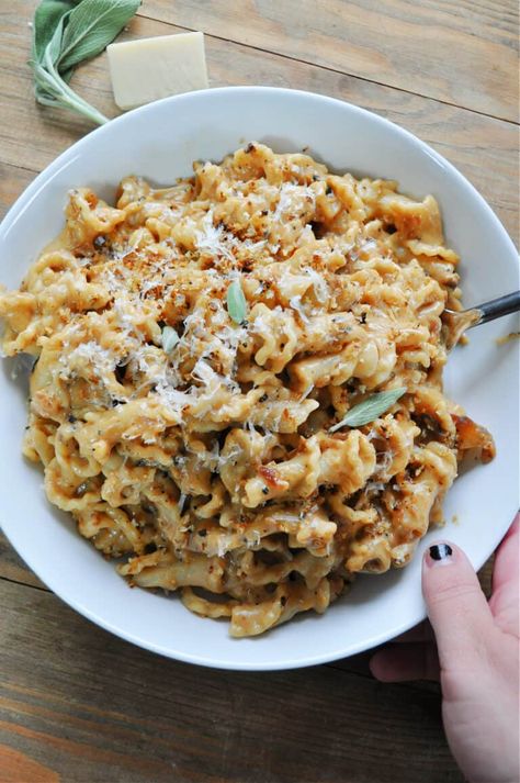 Caramelized Onion and Garlic Dip Vegan Mac and Cheese - Rabbit and Wolves Vegan Entree Recipes, Rabbit And Wolves, Dip Vegan, Stew And Dumplings, Caramelized Onion Dip, Garlic Dip, Classic Appetizers, Vegan Entree, Vegan Mac And Cheese