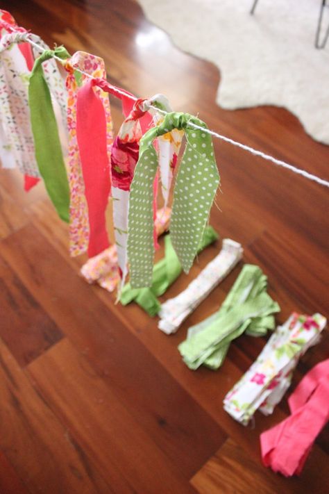 DIY Fabric Scrap Garland - Organized-ish Cloth Garland Diy, Garland Diy Fabric, Fabric Strip Banner, Scrap Garland, Fabric Strip Garland, Cloth Garland, Bunting Diy, Rag Garland, Scrap Fabric Crafts