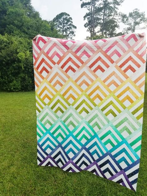 Colchas Quilting, History Of Quilting, Modern Quilting Designs, Creeper Minecraft, Colorful Quilt, Ombre Fabric, Jelly Roll Quilt Patterns, Quilt Modernen, Quilt Sewing Patterns