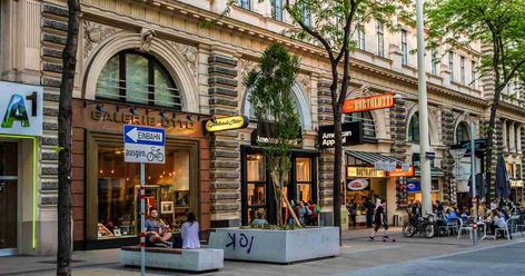 List with Recommended Shopping Streets in Vienna [+ Map]➤ From the Longest Shopping Street in Vienna to Small Boutiques & Luxury Labels in the Center ✔ More ... Vienna Shopping, Vienna Map, Vienna State Opera, Christmas In Europe, Small Bars, Small Boutiques, Austria Travel, Imperial Palace, Hard Rock Cafe