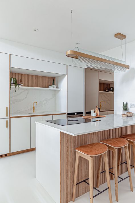 Golden details and natural textures for the win ✨ This sleek and minimal space is the perfect blend of function and style! #KitchenGoals #ScandinavianDesign #ModernLiving https://www.solakitchens.com/compact-scandi/ Scandinavian Kitchen Ideas, Danish Kitchen, Kitchen Nordic, Scandinavian Kitchens, Scandinavian Kitchen Design, Condo Kitchen, London Kitchen, Small Kitchen Decor, Studio Kitchen