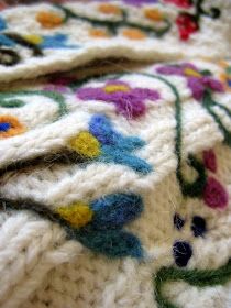 Cassie Stephens: DIY: Felted Floral Sweater Felting On Fabric, Felted Knitting, Wool Ideas, Cassie Stephens, Felted Crochet, Outfit Photos, Needle Felting Diy, Needle Felting Tutorials, Diy Vetement