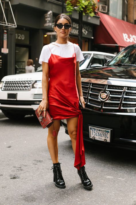 Outfit Vestido Rojo, Slip Dress Street Style, Street Style Vintage, Fashion Guys, Vogue Editorial, Giovanna Battaglia, New York Street Style, New York Fashion Week Street Style, Anna Dello Russo