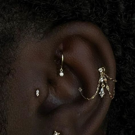 Ušný Piercing, Piercings Jewelry, Fantasy Earrings, Cool Ear Piercings, Pretty Ear Piercings, Cool Piercings, Ear Style, Body Jewelry Piercing, Snake Jewelry