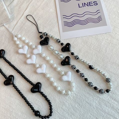 Black Phone Charm, White Phone Charm, Cincin Diy, Turn Your Phone, Phone Accessories Diy, Diy Beaded Rings, Charm Phone, Bead Charms Diy, Black Wristlet