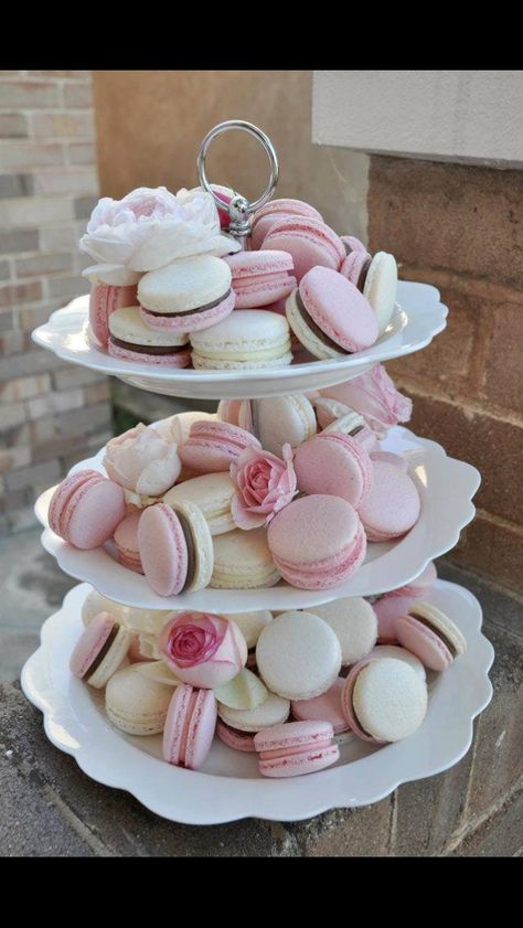 Macaron Set Up, Macaroon Stand Display, Pink And White Macarons, Pink And White Cookies, How To Display Macarons, Display Macarons, Macarons Stand, Macaroon Stand, Pink High Tea