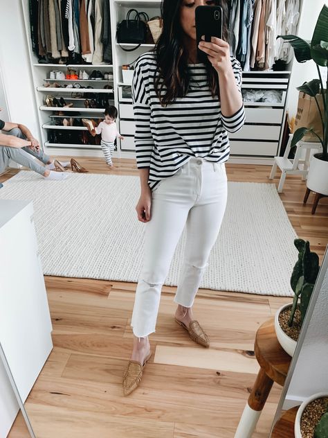 13 Ways to Wear White Cropped Flare Jeans - Crystalin Marie Cropped Flare Jeans Outfit Winter, Cropped Flare Jeans Outfit, Flare Jeans Outfit Winter, Early Spring Outfits Casual, Cropped Jeans Outfit, Flare Jeans Outfit, Jeans Outfit Winter, White Jeans Outfit, Flair Jeans