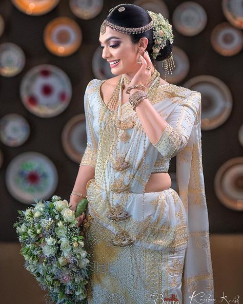 Kandian Bride, Kandyan Brides, Pretty Frocks, Sri Lankan Bride, Christian Bridal Saree, Eastern Fashion, Frock Designs, Bridal Sarees South Indian, Bridal Hairdo