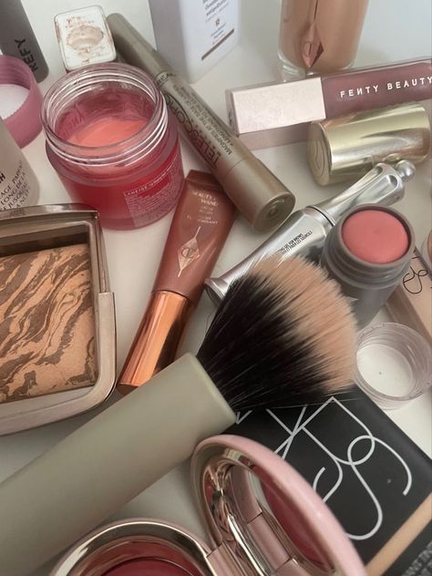 free makeup products provide endless possibilities for you to create the perfect look, every time. #makeup Tut Makeup, Photography Cosmetics, Cosmetics Illustration, Usa Aesthetic, Cosmetics Aesthetic, Aesthetic Cosmetics, Cosmetics Design, Cosmetics Logo, Cosmetics Banner