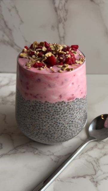 Alice | easy healthy recipes on Instagram: "RASPBERRY CHIA PUDDING PARFAIT ♥️ This is a great healthy breakfast idea, and is high in protein without protein powder. Chia seeds are high in fibre, protein and omega 3 and taste lovely with yogurt, raspberries and granola! SAVE this for later and follow for more recipes like this. INGREDIENTS (serves 1) 👩🏻‍🍳 Chia layer ➡️ 3 tbsp chia seeds ➡️ 120ml milk ➡️ 1/2 tsp maple syrup Yoghurt layer ➡️ 100ml vanilla yoghurt ➡️ handful raspberries Top Breakfast Ideas Healthy Sweet, Healthy Eating Protein, Yoghurt Recipe Ideas, High Protein Parfait, Chia Pudding Toppings, Easy Healthy High Protein Meals, Pink Healthy Food, Light Breakfast Ideas Healthy, Raspberry Recipes Healthy