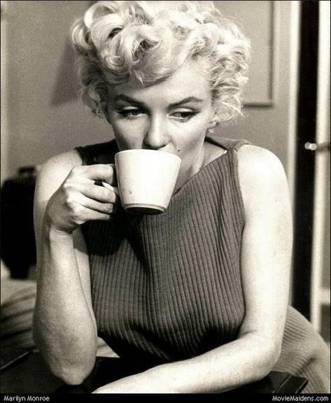 famous people drinking coffee People Drinking Coffee, People Drinking, Photos Rares, Jane Russell, Joe Dimaggio, Gentlemen Prefer Blondes, Serge Gainsbourg, Mae West, Gene Kelly