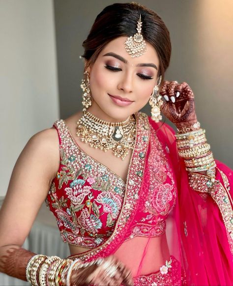 Peach Lehenga Makeup Look, Reception Makeup Indian, Pink Lehenga Makeup Look, Haldi Makeup, Bridal Choli, Lengha Design, Hairstyles For Gowns, Pink Eyeshadow Look, Indian Bride Makeup