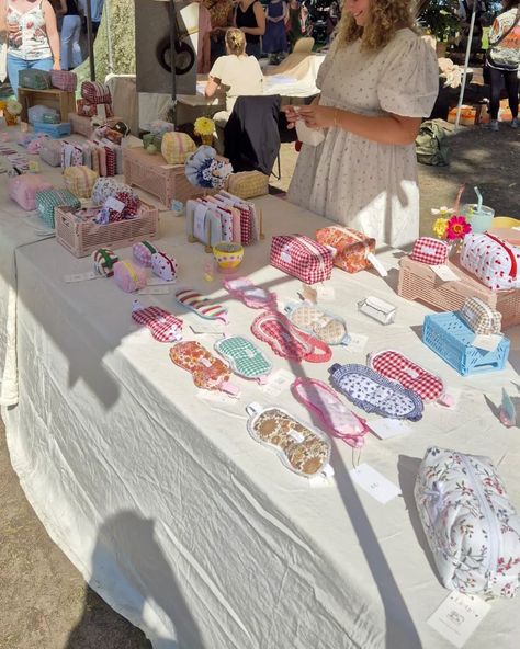 About yesterday... I had so much fun at the @zeldzaam_mooi market yesterday! It was my first market, so i was a bit nervous. But I really enjoyed it. There were a lot of people and the weather was perfect. Thanks to everyone who stopped by! It really made my day🥰 And thanks to @koninginnetuin for the pretty flowers to decorate my stand! 🩷 #makeupbag #handmade #customizable #smallbusiness #handsewn #trendy #makeup #shopsmall #memade #smallbusinessowner #aestetic #cute #cutevibes #zeldzaammo... Vendor Stand Ideas, Handmade Sewing Gifts, Stuff To Sew, Craft Market Stall Ideas, Vendor Market, Market Vendor, Craft Market, Sewing To Sell, Diy Crafts For Girls