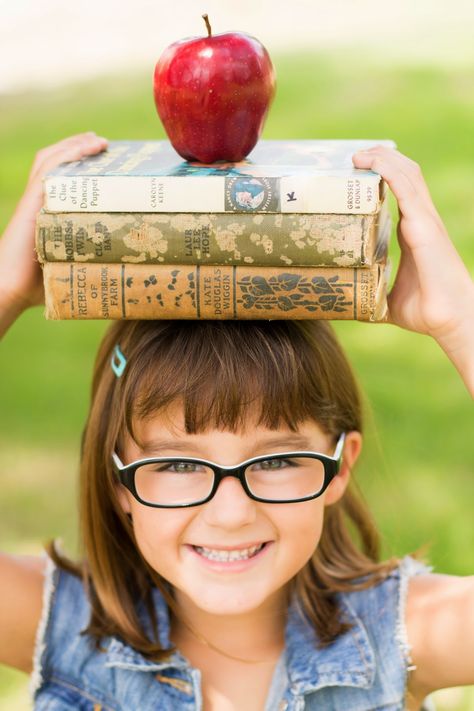 Vintage back to school photo shoot Back To School Photoshoot, 1st Day Of School Pictures, Vintage Back To School, Kindergarten Architecture, School Photoshoot, Kindergarten Photos, First Day Of School Pictures, Back To School Pictures, Photography Mini Sessions