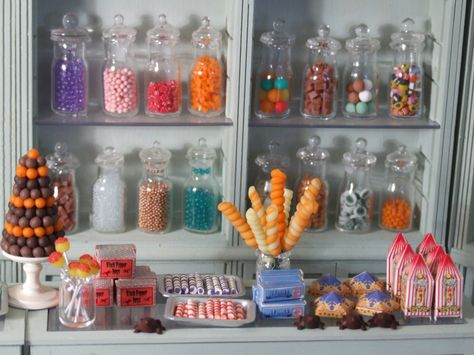 Tienda de caramelos en miniatura   -   Miniature candy shop Dollhouse Bakery, Miniature Candy, Dolls House Shop, Miniature Foods, Barbie Food, Candy Display, Tiny Treats, Ice Cream Candy, Doll Food