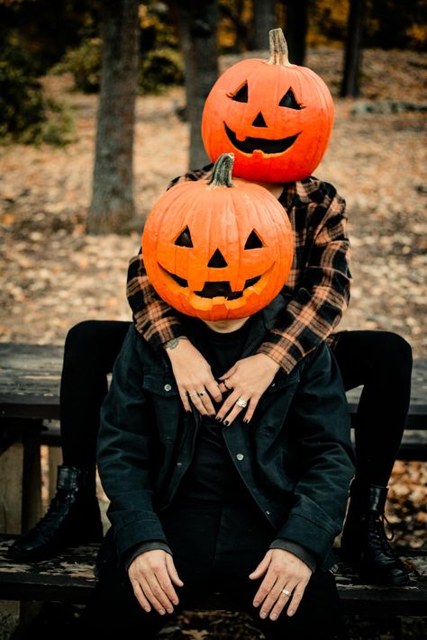 Pumpkin People Photoshoot, Pumpkin Head Photo Shoot Family, Pumpkin Head Design, Jackolantern Photoshoot, Pumpkin Family Photos, Pumpkin Head Photoshoot Couple, Spooky Poses, Mundane Halloween, Pumpkin Photo Shoot