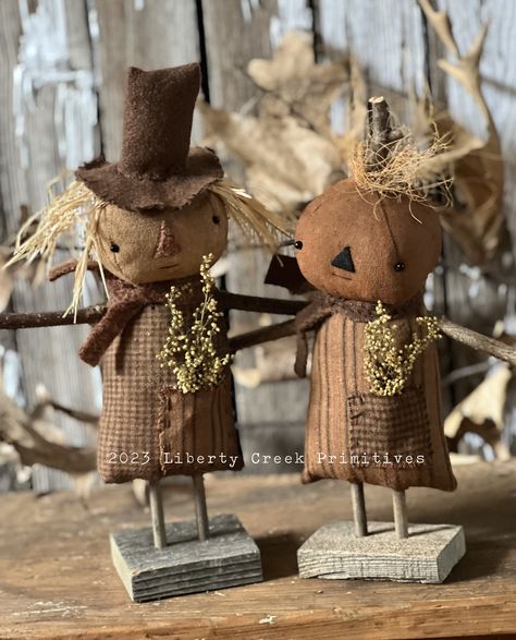 Liberty Creek Primitives - Kari Emerson Primitive Christmas Crafts Diy, Primitive Pumpkin Patterns, Primitive Fall Decorating, Primitive Dolls Handmade, Primitive Fall Crafts, Primitive Pumpkins, Primitive Scarecrows, Primitive Autumn, Fall Sewing Projects