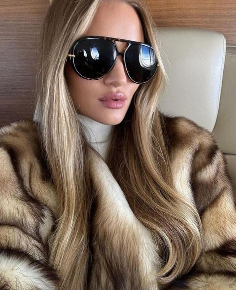 48 hours left see some issues why? Rosie And Jason, Rosie Alice Huntington Whiteley, Beige Faux Fur Coat, Black Mules Shoes, Rosie Huntington Whiteley Style, Rosie Huntington, Huntington Whiteley, Rosie Huntington Whiteley, Gal Gadot