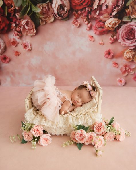 Baby Heidi ❤️ #newbornshoot #newbornphotography #babyphotography Newborn Photoshoot Girly, Newborn Photography Girly Family, Newborn Baby Photography Girly, Newborn Photography Girly Ideas, Newborn Baby Hospital Pictures, New Borned Baby, Newborn Photography Girly, Photography Girly, Baby Hospital Pictures