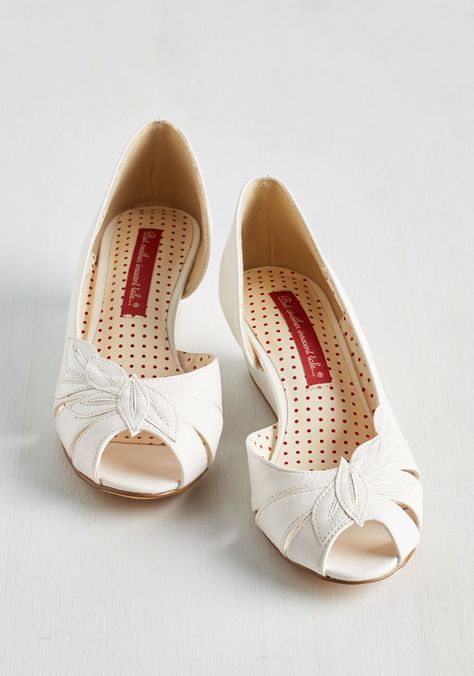 <3 White Vintage Heels, Jump For Joy, White Shoe, White Wedges, Vintage Heels, Shoes Heels Wedges, Shoe Fits, Simple White, Crazy Shoes