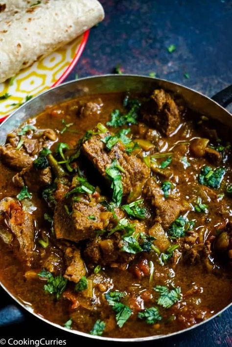 Indian Lamb Curry, Instant Pot Indian, Lamb Curry Recipes, Cooking Curry, Banting Recipes, Asian Recipe, Mutton Recipes, Lamb Curry, Lamb Dishes