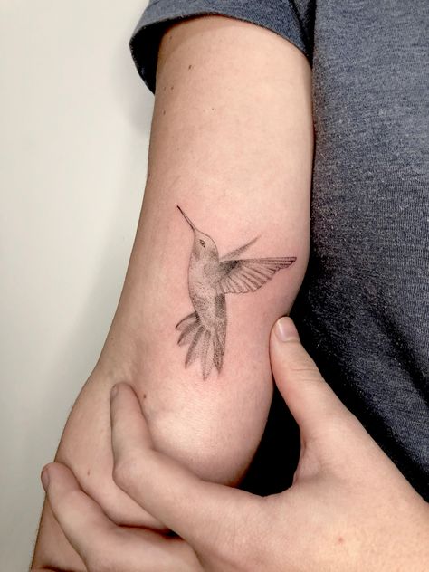 Colibri tattoo Bird Set Free, Hummingbird Tattoo, Set Free, Leaf Tattoos, Maple Leaf Tattoo, Welcome Back, Around The World, Tattoos, The World