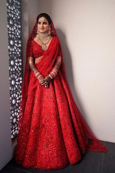 Real Brides Who Wore (& Rocked) Minimalist Lehengas On Their Big Day! Lehenga Wedding Dress, Red Bridal Lehenga, Red Bridal Dress, Latest Bridal Lehenga, Wedding Lehenga Designs, Indian Bride Outfits, Bridal Lehenga Collection, Bride Outfits, Lehenga Wedding