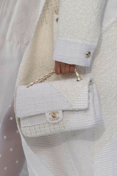 French Wardrobe Basics, French Handbags, Fashion Design Inspiration, Stile Blair Waldorf, Winter Handbags, French Wardrobe, Moda Chanel, Chanel Runway, Mode Chanel