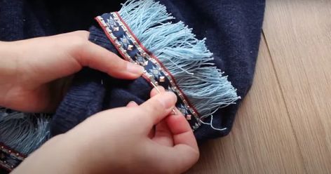 This is a guide to making DIY fringe trim. Learn how to make fringe and add it to your clothes with this simple step-by-step tutorial. Make Fringe, Clothing Lookbook, How To Make Jeans, Diy Fringe, Crystal Wedding Dress, Fringe Fabric, Nautical Looks, Old Sweater, Fringe Sweater