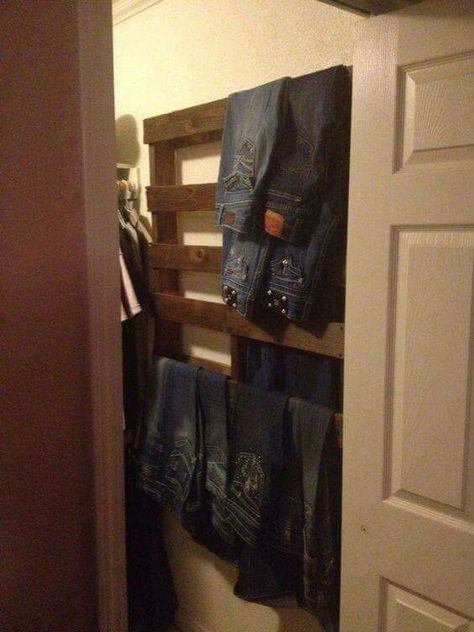 Pallet to hang jeans, scarves, etc. Ideas Para Organizar Ropa, Ikea Deco, Wood Hanger, Master Closet, Closet Space, Closet Bedroom, Closet Storage, Cleaning Organizing, Pallet Furniture