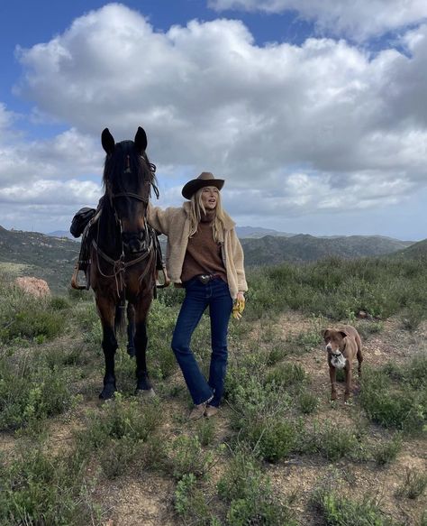 Autumn Cowgirl Aesthetic, Western Riding Outfit, Horseback Riding Outfit Winter, Montana Fits, Cute Horse Riding Outfits, Horseback Riding Outfit, Western Riding Clothes, Aspen Trip, November Mood