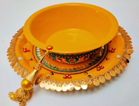 Haldi Dish Decoration, Pithi Decoration Thali, Haldi Bowl Decoration Ideas, Haldi Dish Decoration Ideas, Haldi Platter Ideas, Haldi Thali Decoration Ideas, Haldi Platter Decoration, Haldi Plate Decoration Ideas, Rukwat Ideas