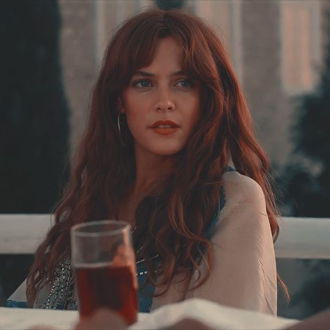 𝗱𝗲𝘀𝗰. Daisy Jones & the Six. 𝘁𝗮𝗴𝘀. #DaisyJones&TheSix #DaisyJones #RileyKeough Daisy Jones and the Six. Daisy Jones and the Six Icon. Daisy Jones and the Six Aesthetic. Daisy Jones Icon. Daisy Jones Aesthetic. Riley Keough. Riley Keough Icon. Riley Keough Aesthetic. Daisy Jones and the Six Riley Keough. Riley Keough Daisy Jones. 70s Bangs Wavy Hair, Daisy Jones Red Hair, 70s Side Bangs, Hippy Bangs, Daisy Jones Hair Color, Riley Keough Daisy Jones Hair, Costumes For Redheads Women, 70s Hair Color, Daisy Jones Haircut