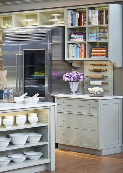 Martha Stewart's set kitchen :: GOOD IDEA: Display a collection of rolling pins by hanging them on knobs. | #kitchens #marthastewart Clever Kitchen Ideas, Martha Stewart Kitchen, Cookbook Shelf, Sweet Home Style, Серая Кухня, Open Kitchen Shelves, Design Blogs, White Dishes, Kitchen Plans