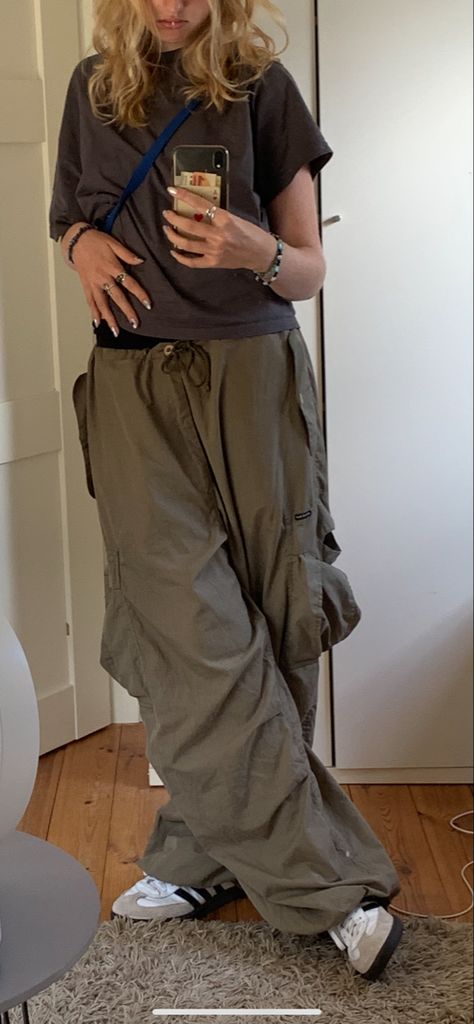 #parachute #baggy Parachute Pants With Hoodie, Very Baggy Pants, Short Sleeve Baggy Outfits, Parachute Pants Baggy Shirt, Chill Baggy Outfits, Baggy Parachute Pants Outfit, Baggy Pants Baggy Shirt Outfit, Lesbian Dress Outfits, Baggy Astethic