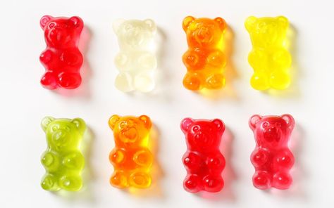 Homemade Gummy Bears, Cannibis Recipes, Gummies Recipe, Bear Recipes, Herbal Tinctures, Deco Retro, Gummy Bear, Gummy Bears, Gummy Candy