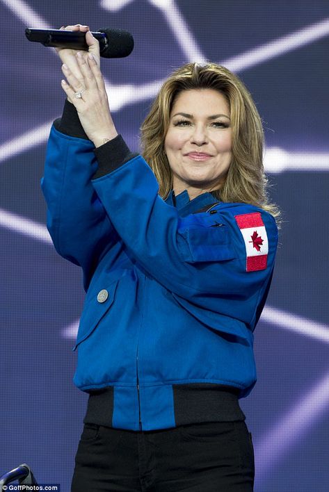 Shania Twain Shania Twain Hair, Girl Country Singers, Shaina Twain, Country Female Singers, Twin Photos, Jennette Mccurdy, Country Pop, Celtic Woman, Shania Twain