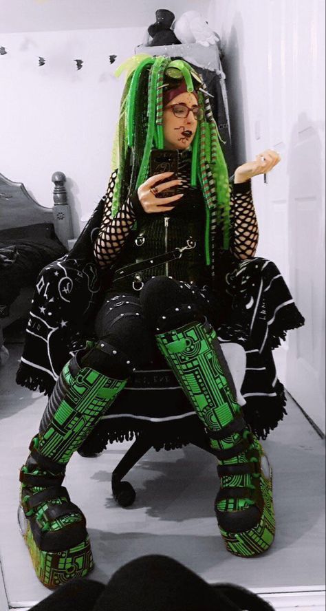 Cybergrunge Aesthetic Outfit, Scenecore Aesthetic Outfit, Goth Outfits Winter, Cybergoth Outfits, Cybergoth Aesthetic, Goth Rave, Industrial Goth, Cybergoth Style, Cybergoth Fashion