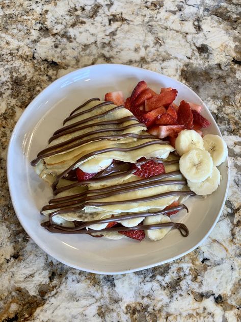 Crepes With Strawberries, Banana Nutella Crepes, Crepes Nutella, Nutella Crepes, Chocolate Crepes, Banana Nutella, Tasty Recipes Videos, Healthy Food Dishes, Lunch Snacks