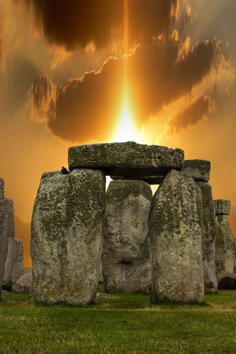 Amazing capture of the sunset at Stonehedge England ! Sun Setting, Standing Stone, Stonehenge, Beautiful Sunset, Amazing Nature, Sunrise Sunset, Beautiful World, Beautiful Landscapes, Wonders Of The World