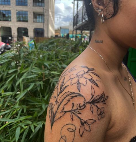 Rebecca Vincent on Instagram: “Started this shoulder/soon to be neck piece on Mehak. Swipe for healed arm 👽” Cute Shoulder Tattoos For Women, Cute Shoulder Tattoos, Shoulder Tats, Tattoos For Black Skin, Cute Tattoos For Women, Discreet Tattoos, Neck Piece, Feminine Tattoos, Shoulder Tattoo