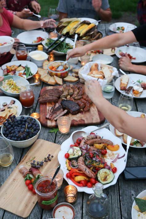 Summer Backyard Dinner with Recipes Grill Dinner Party, Bbq Party Aesthetic, Hosting Dinner Recipes, Country Dinner Party, Summer Dinner Parties, Friends Bbq, Bbq With Friends, Dinner Outside, Backyard Dinner